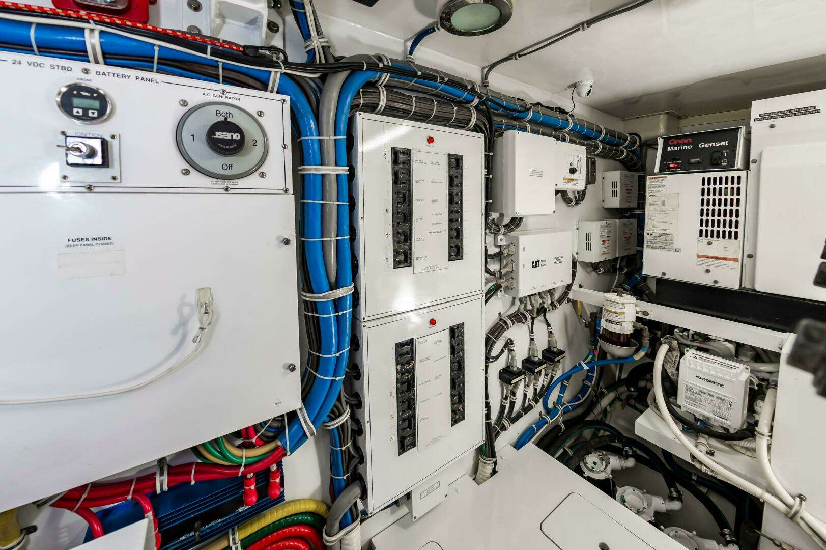 2008 Hatteras 64 Enclosed Bridge - Image 71