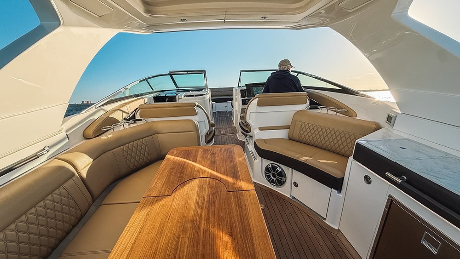 2023 Sea Ray SLX 350 Outboard - Image 17