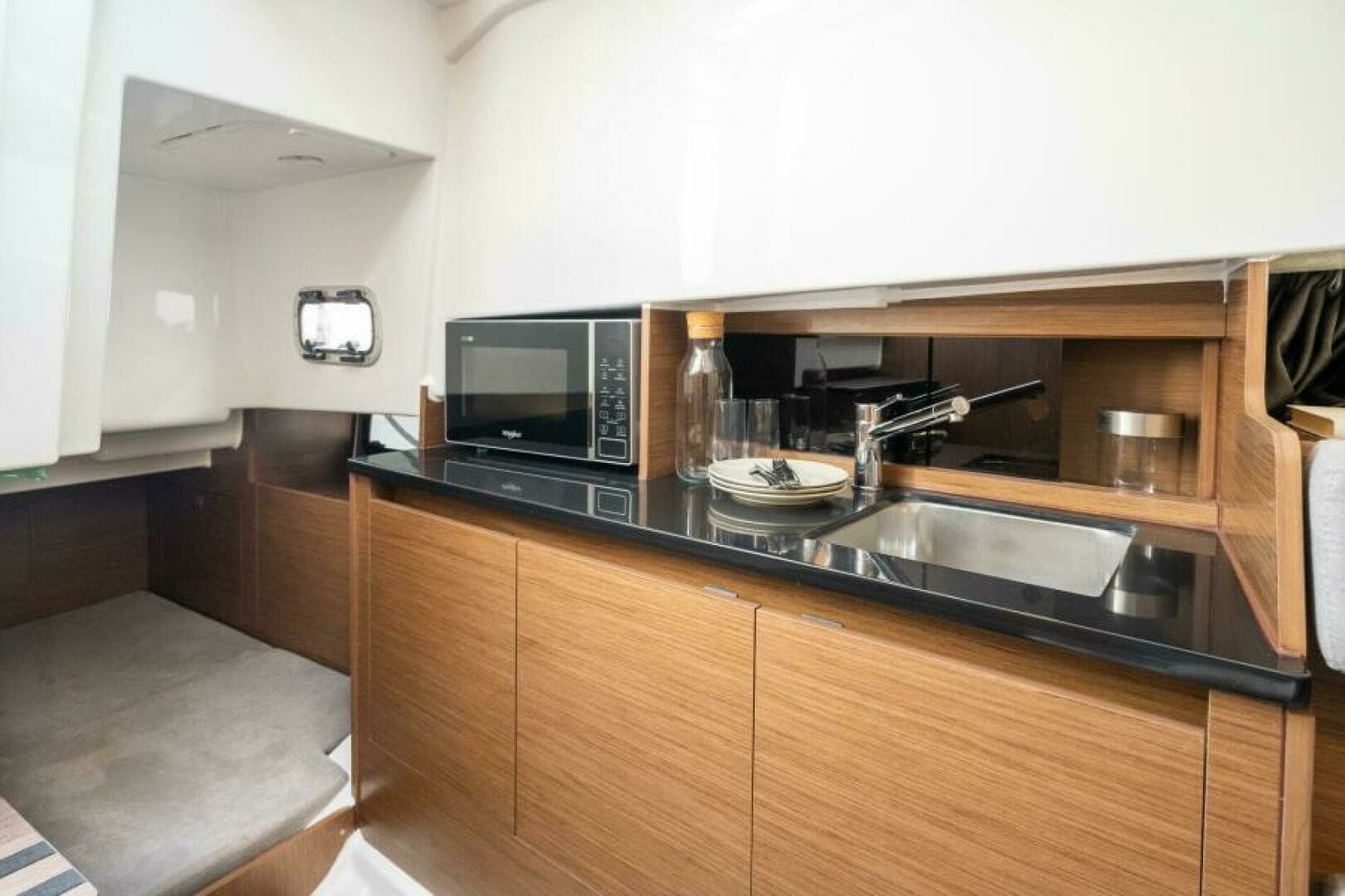 2025 Beneteau Flyer 9 Sundeck - Image 13