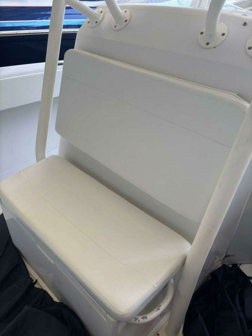 2006 Jupiter 31 CC Forward Seating - Image 21