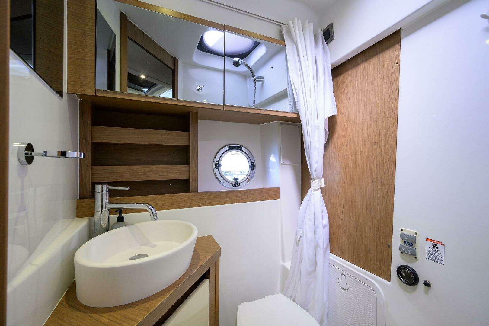2015 Beneteau 38 GT - Image 12