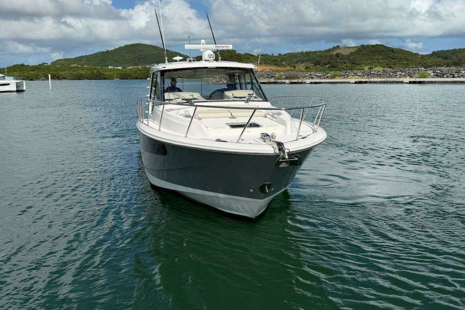2021 Boston Whaler 405 Conquest - Image 8