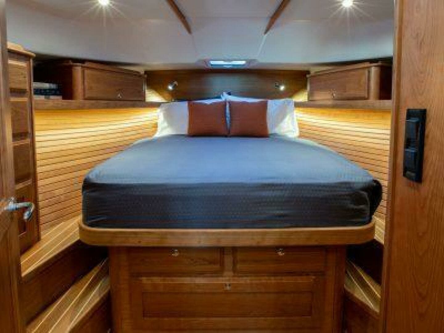 2027 Sabre 43 Salon Express - Image 12