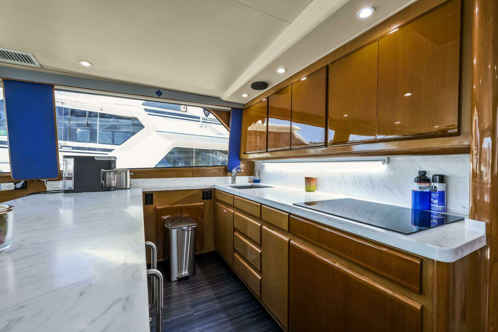 1999 Viking 58 Enclosed Flybridge - Image 23