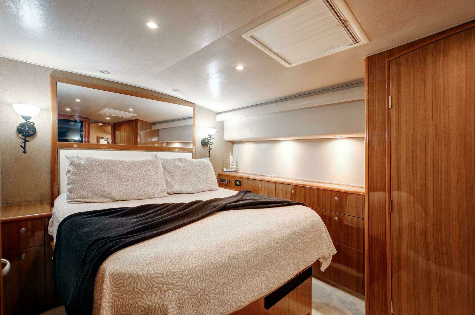 2007 Viking 68 Convertible - Image 7