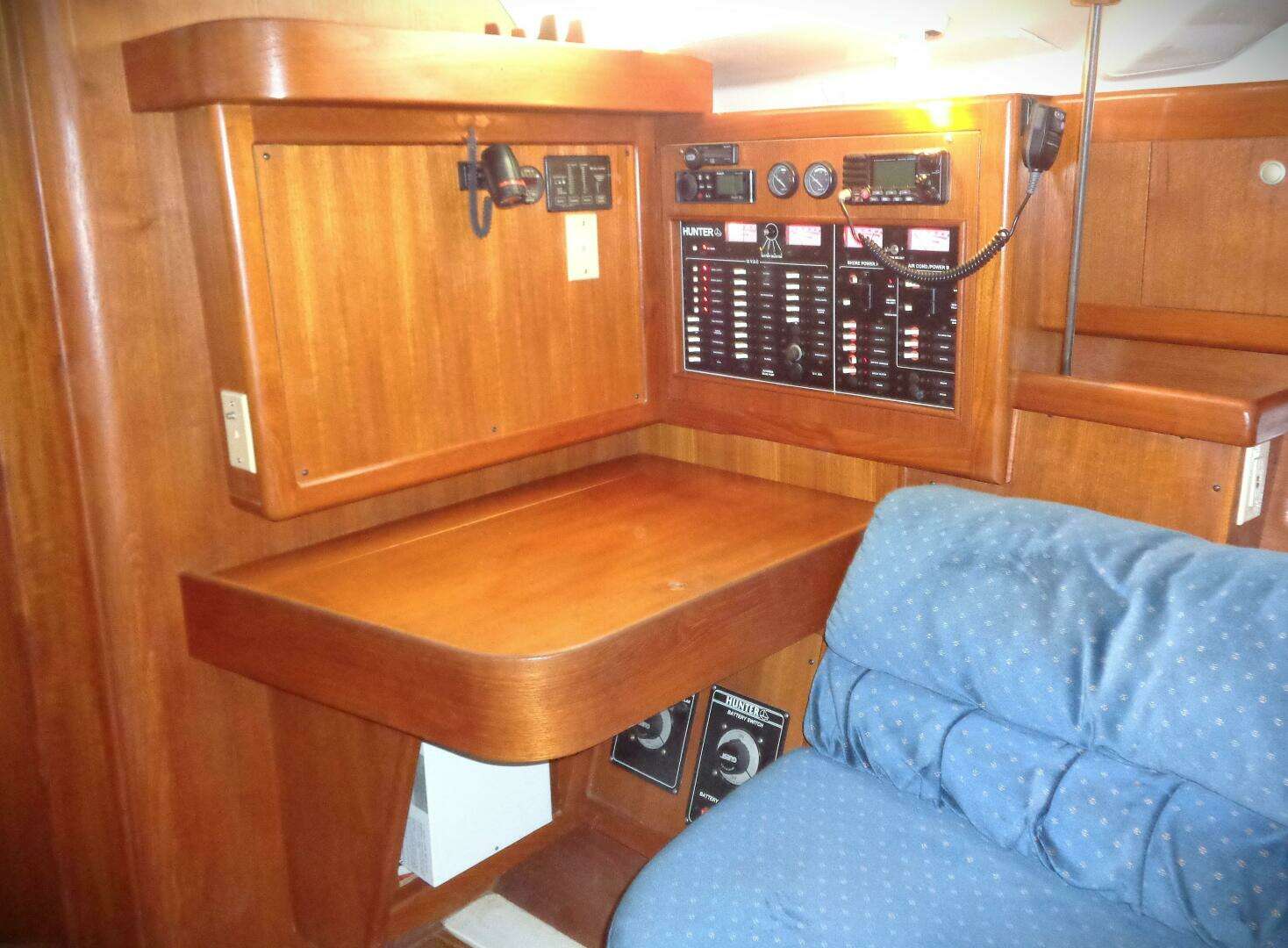 2001 Hunter 380 - Image 5