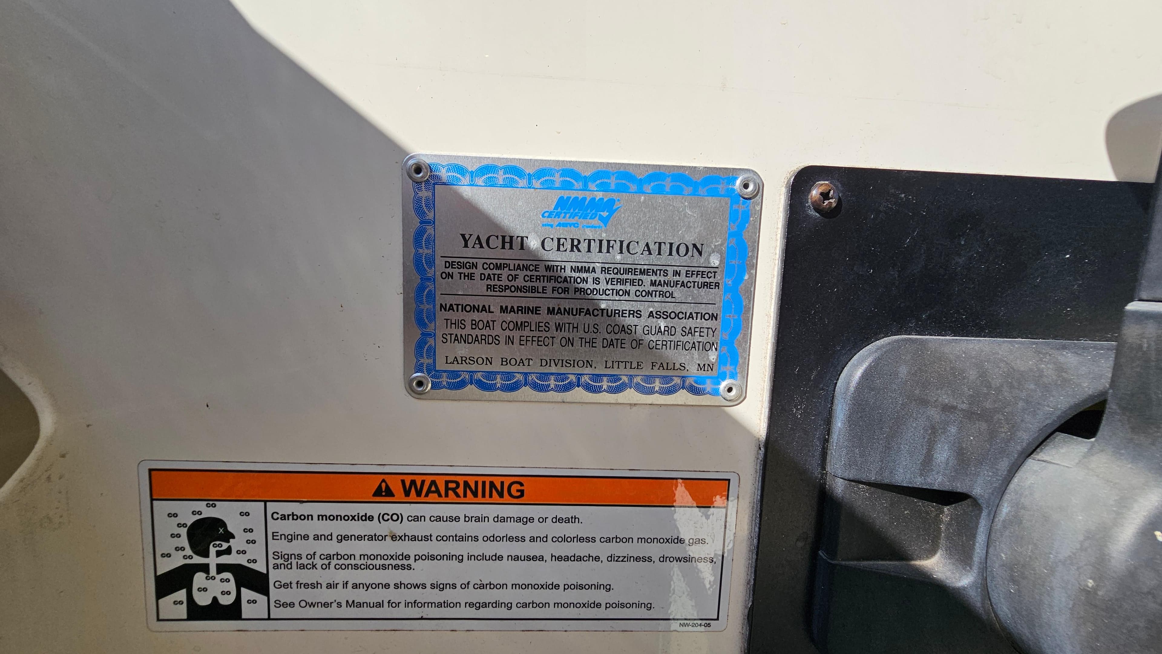 Yacht certification and warning labels on 2006 Larson 274 Cabrio boat.