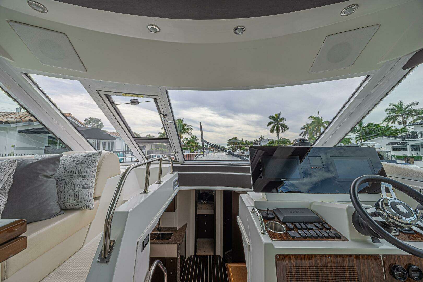 2012 Cruisers Yachts 48 Cantius - Image 23