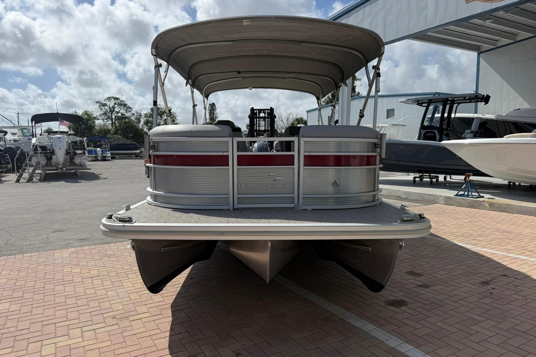 2022 Bennington 25 LFB pontoon boat displayed outdoors on a sunny day.
