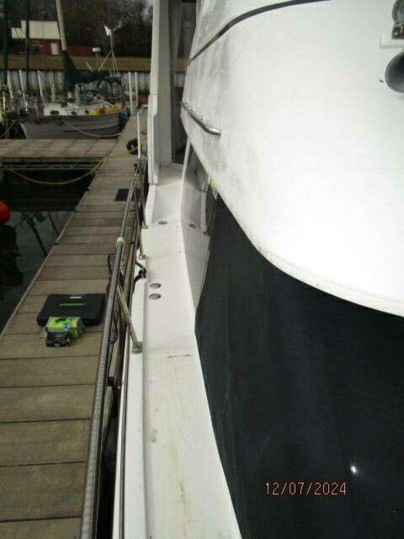 1999 Carver 40 Cockpit - Image 10