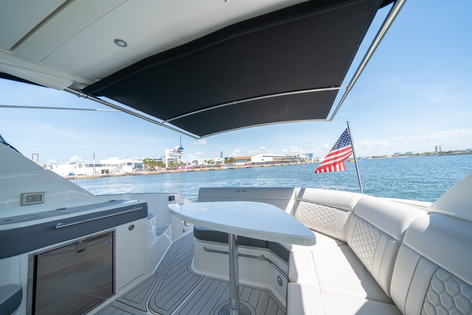2021 Sea Ray 320 Sundancer - Image 14
