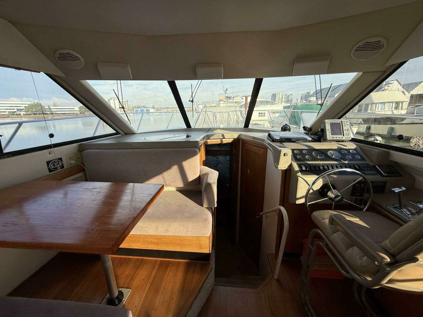 1998 Bayliner 4087 - Image 13