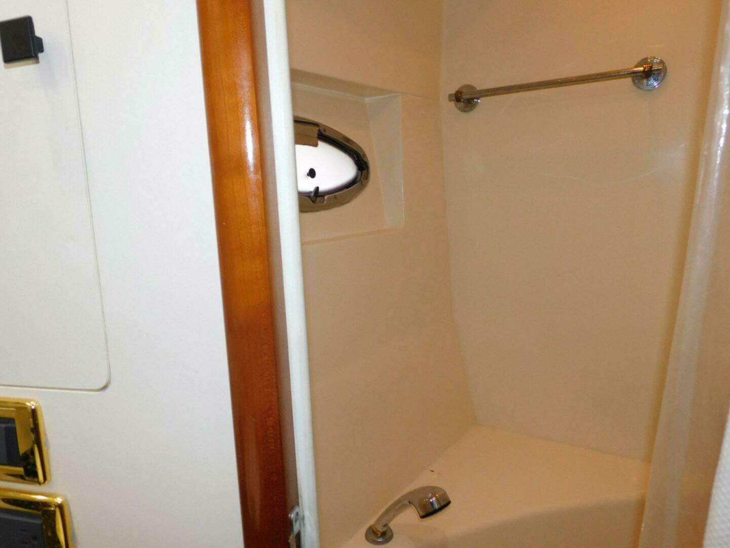 2002 Carver 570 Voyager Pilothouse - Image 32