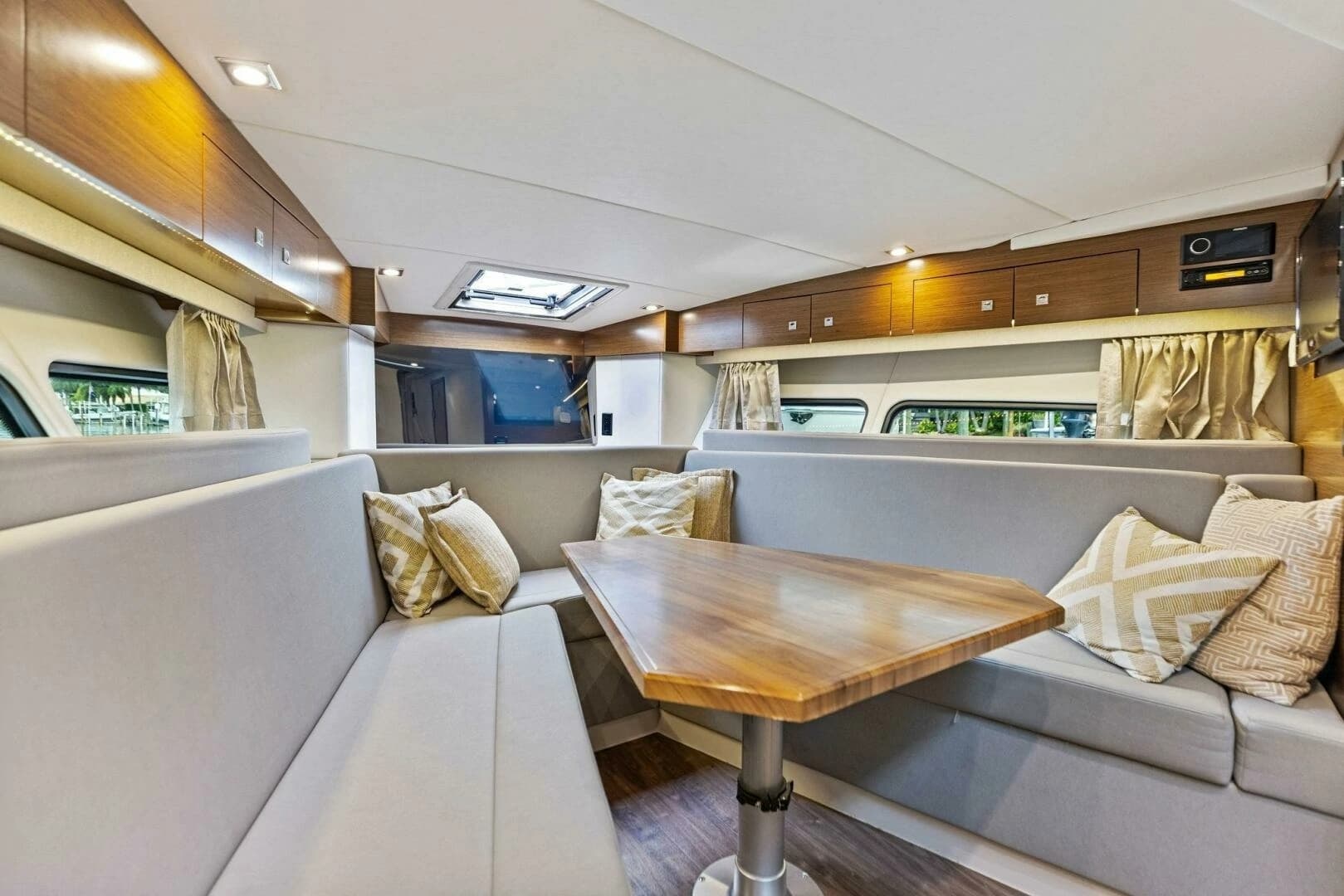 2015 Cruisers Yachts 390 Express Coupe - Image 27