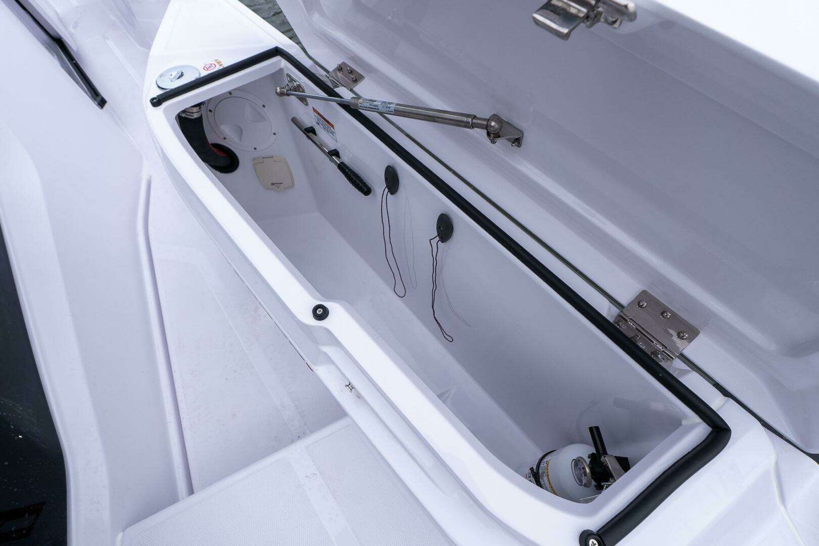 2026 Axopar Cross Cabin - Image 8