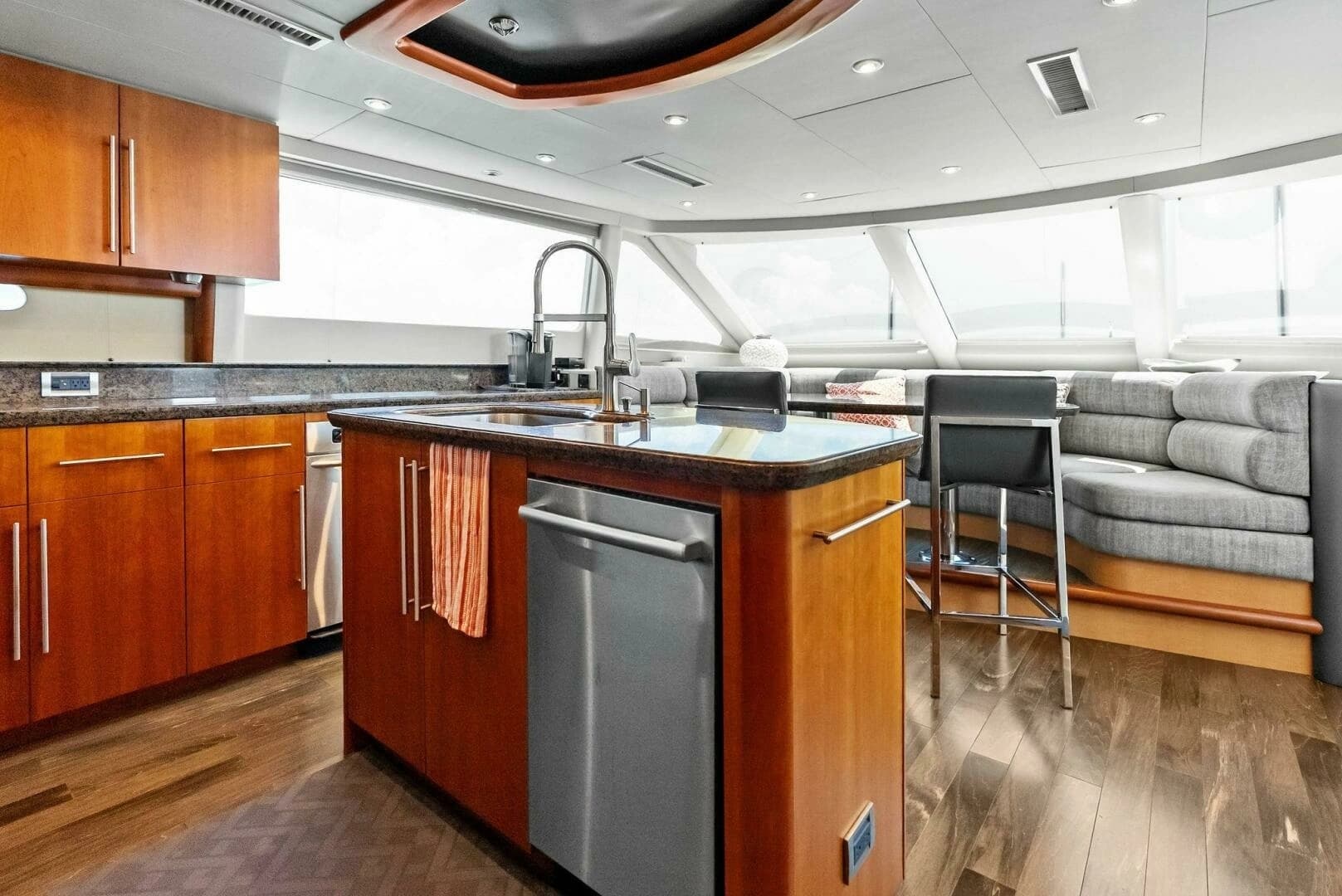 2006 Lazzara Yachts 84 Skylounge - Image 31