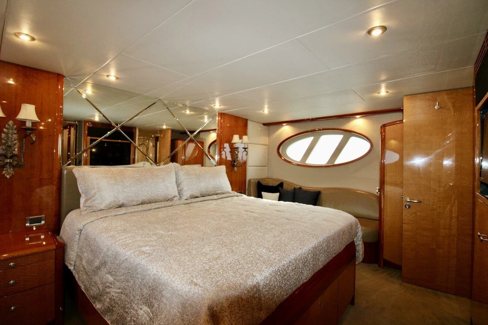 2007 Lazzara Yachts 74 Motor Yacht - Image 37