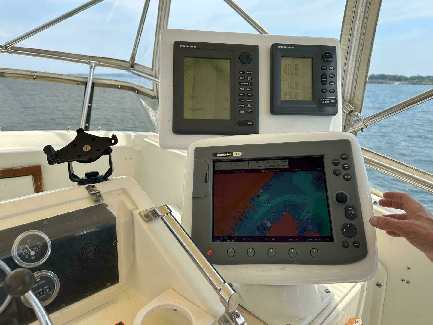 1985 Hatteras 36 Convertible - Image 9