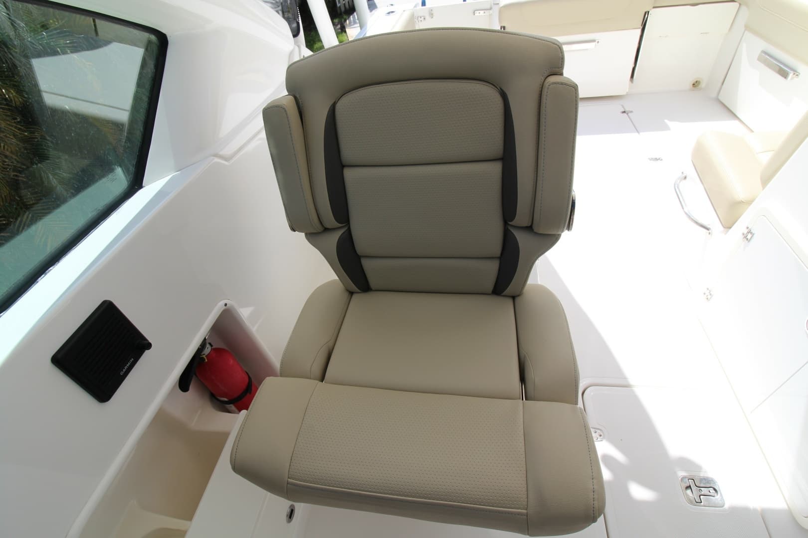 2019 Pursuit DC 266 - Image 6