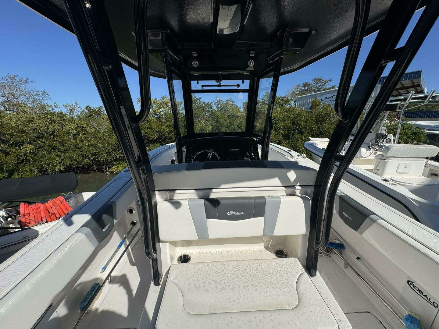 2023 Robalo R270 Center Console - Image 15