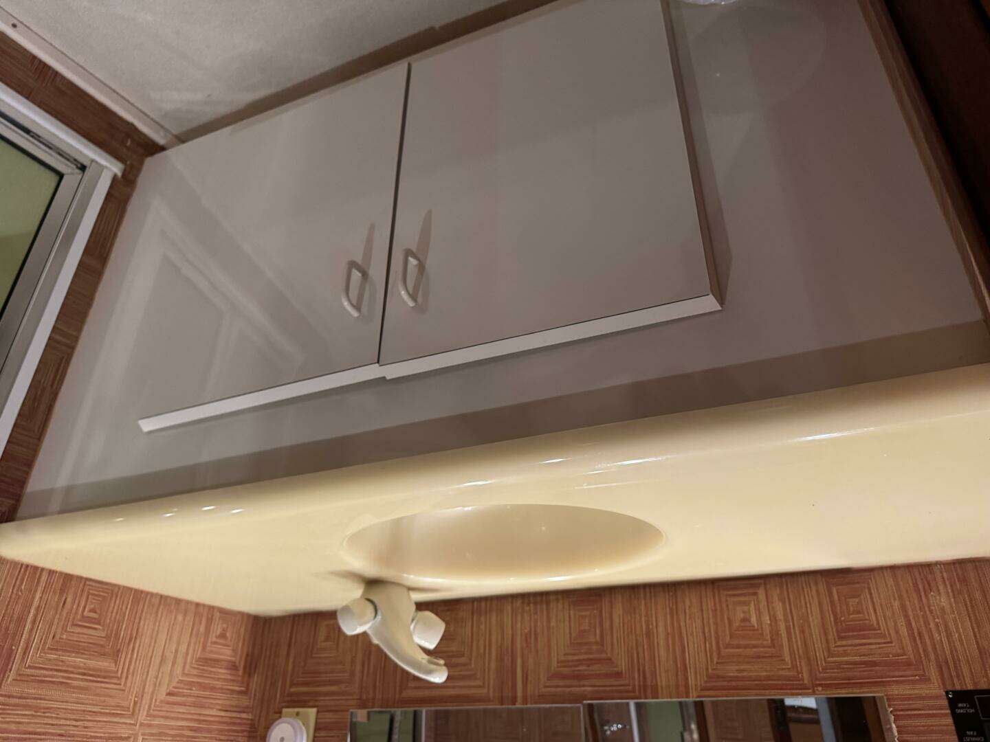 1995 Viking 58 Convertible - Image 33