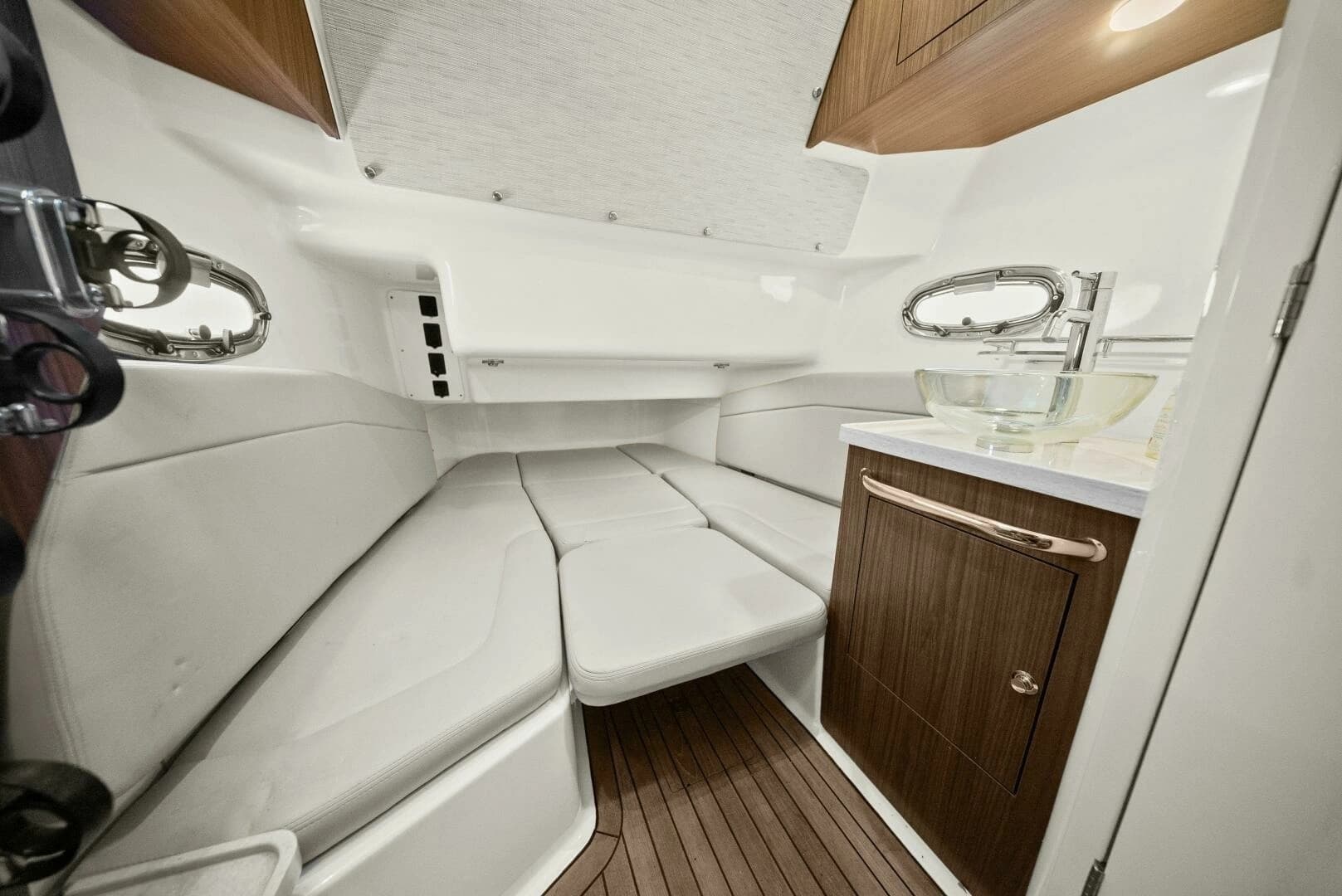 2019 Boston Whaler 380 Outrage - Image 5