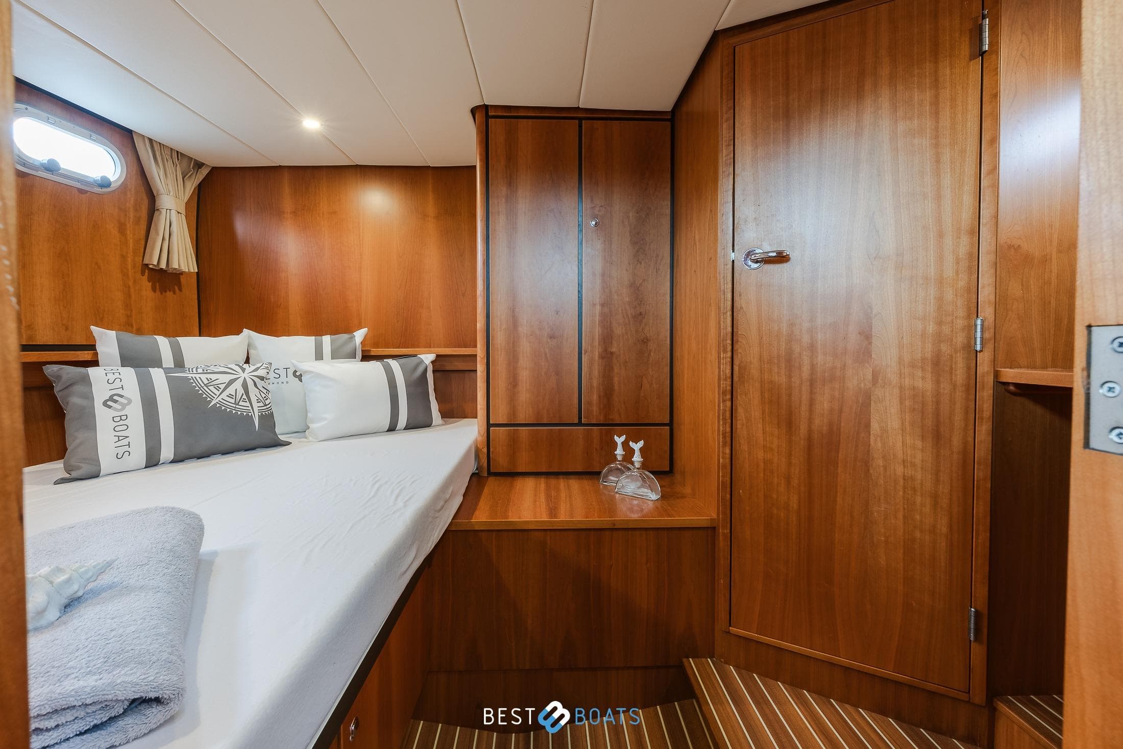 Luxurious cabin interior of 2014 Linssen Grand Sturdy 34.9 AC yacht.