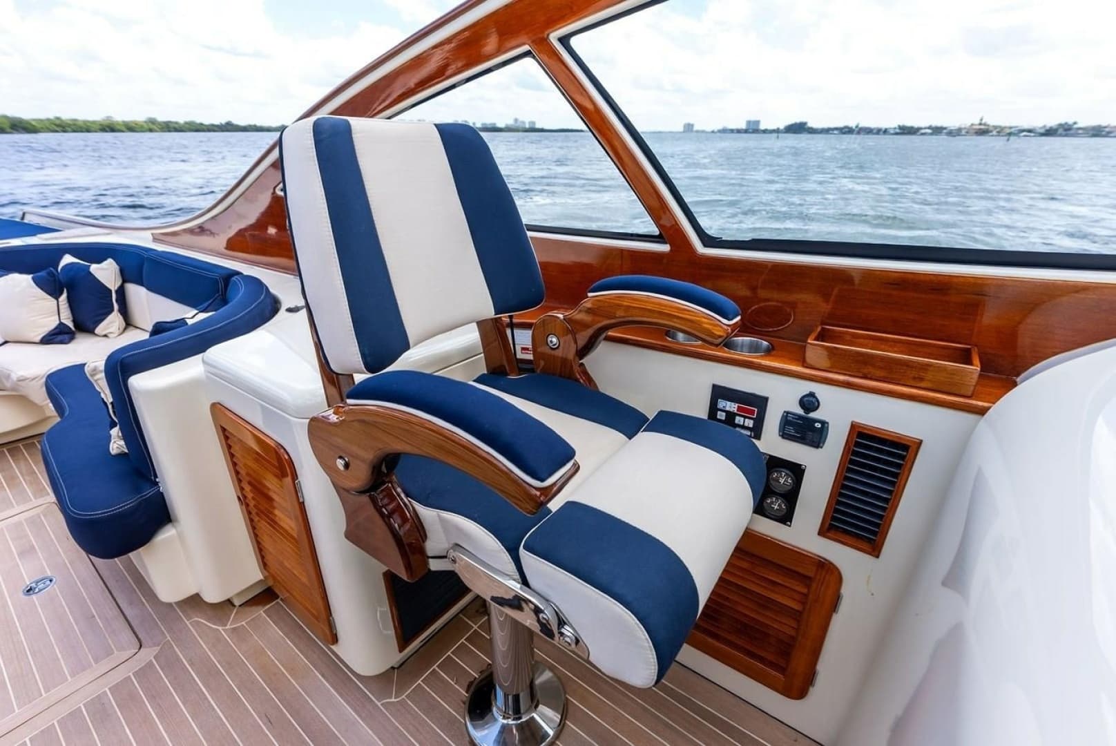 2008 Hinckley Talaria 38R - Image 19
