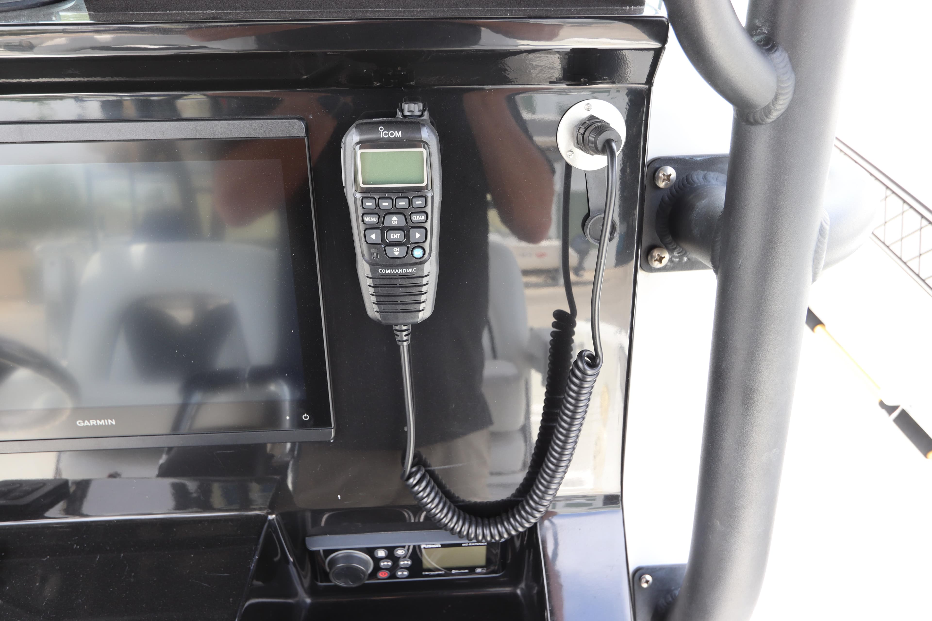 Control panel of a 2020 Wellcraft 302 Fisherman boat with radio and display.