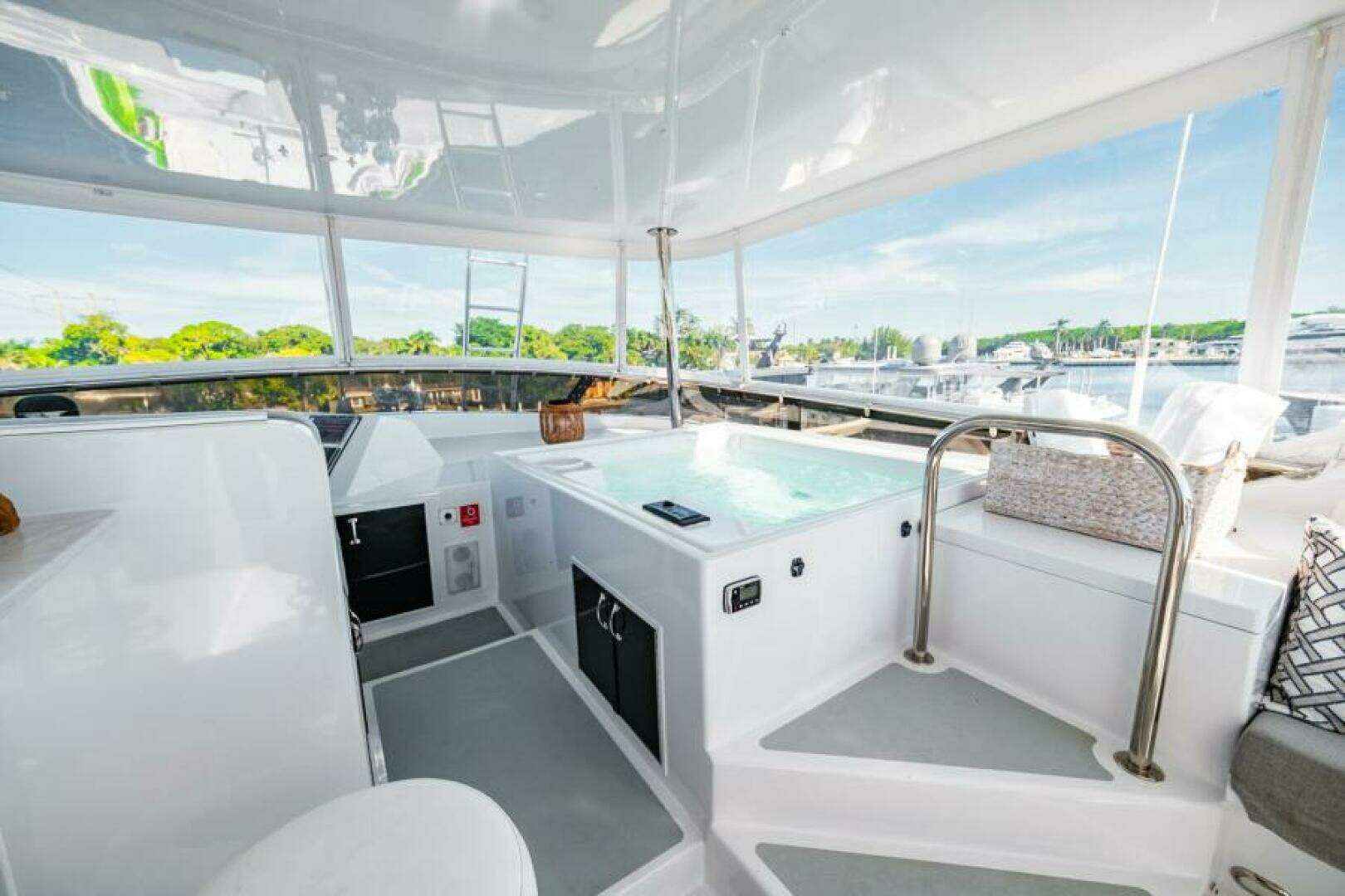 1995 Hatteras Flybridge Motor Yacht - Image 86
