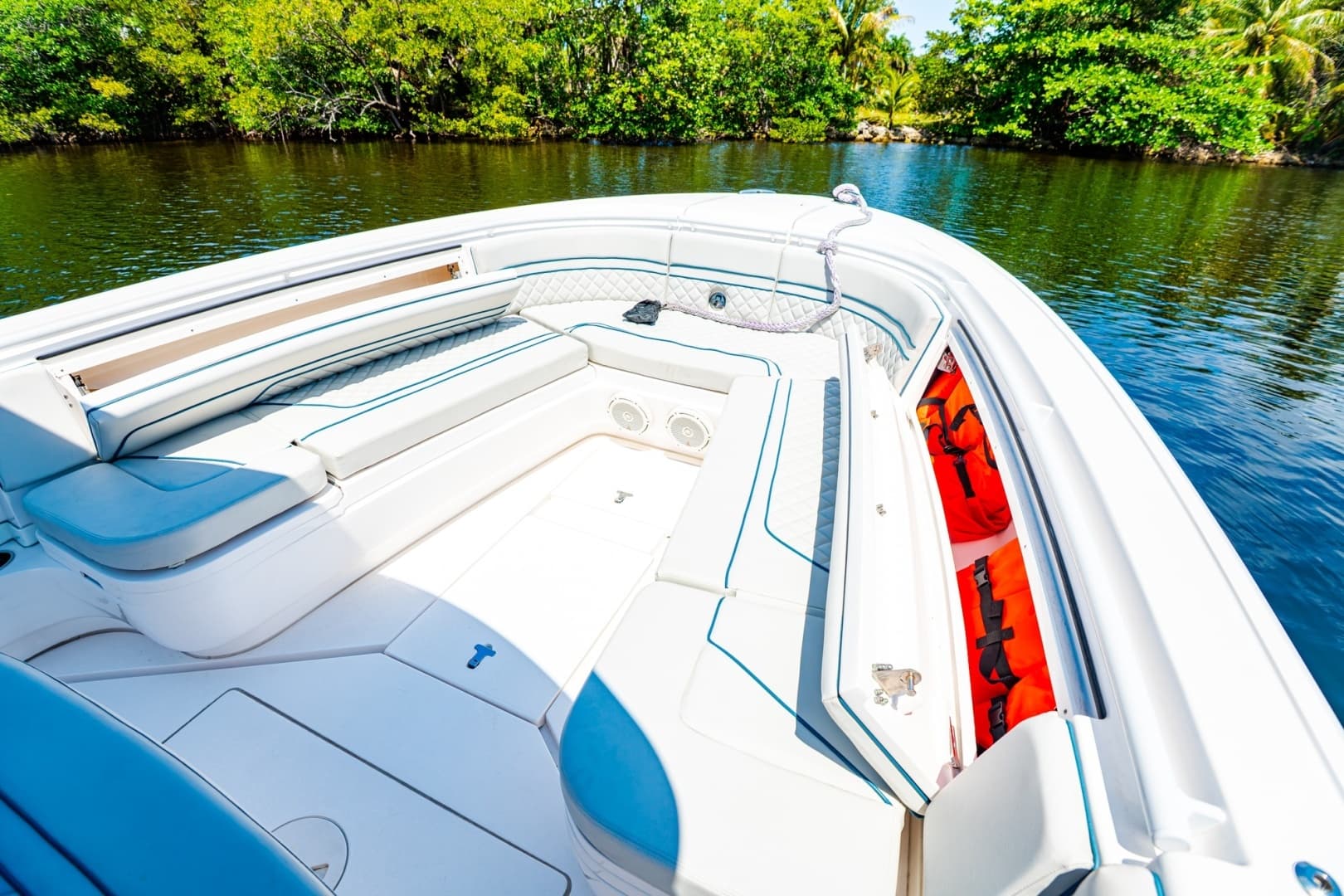 2018 Intrepid 327 - Image 21