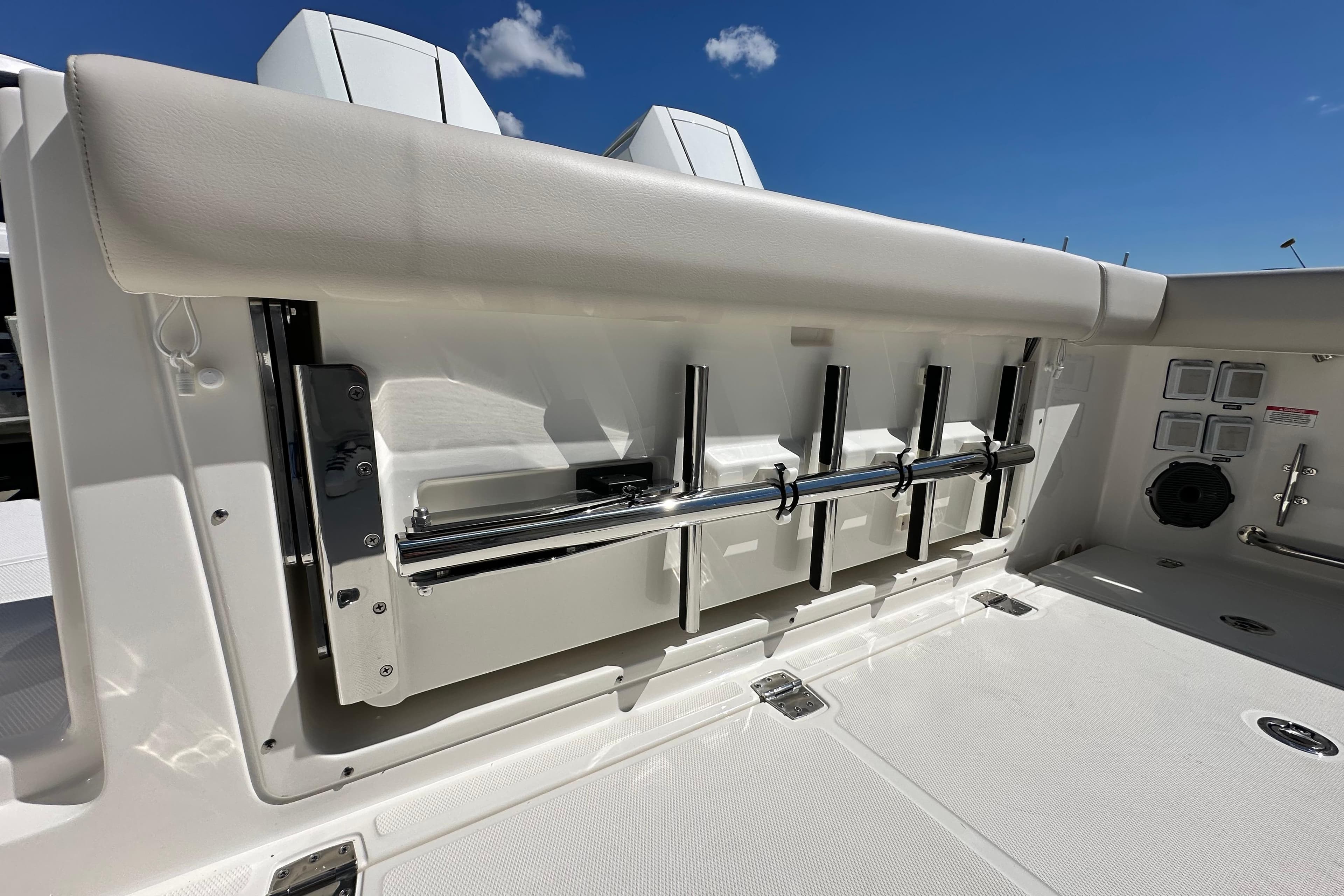 Boston Whaler 325 Conquest 2026, seating and fishing rod holders.