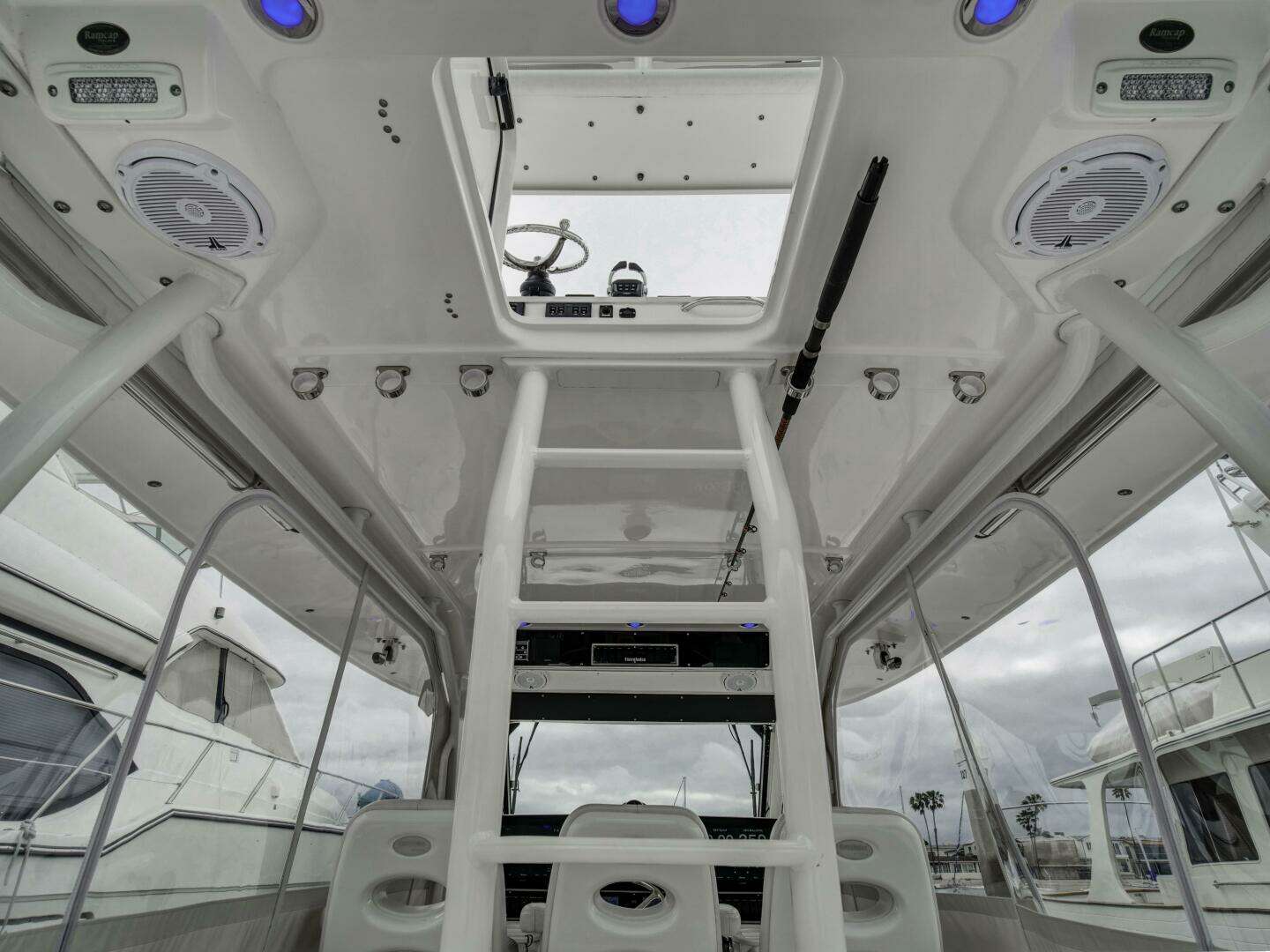 2015 Everglades 435 Center Console - Image 18