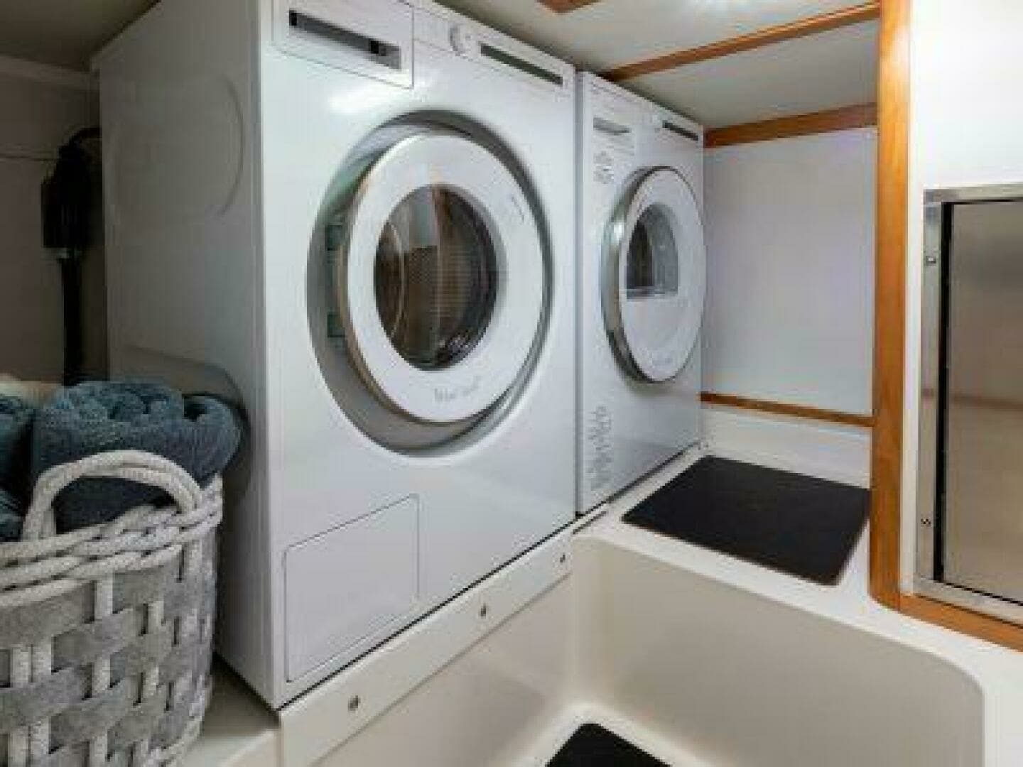 2027 Sabre 43 Salon Express - Image 14