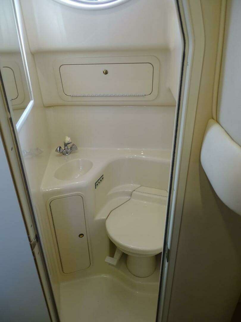 2001 Sea Ray 410 Sundancer - Image 9