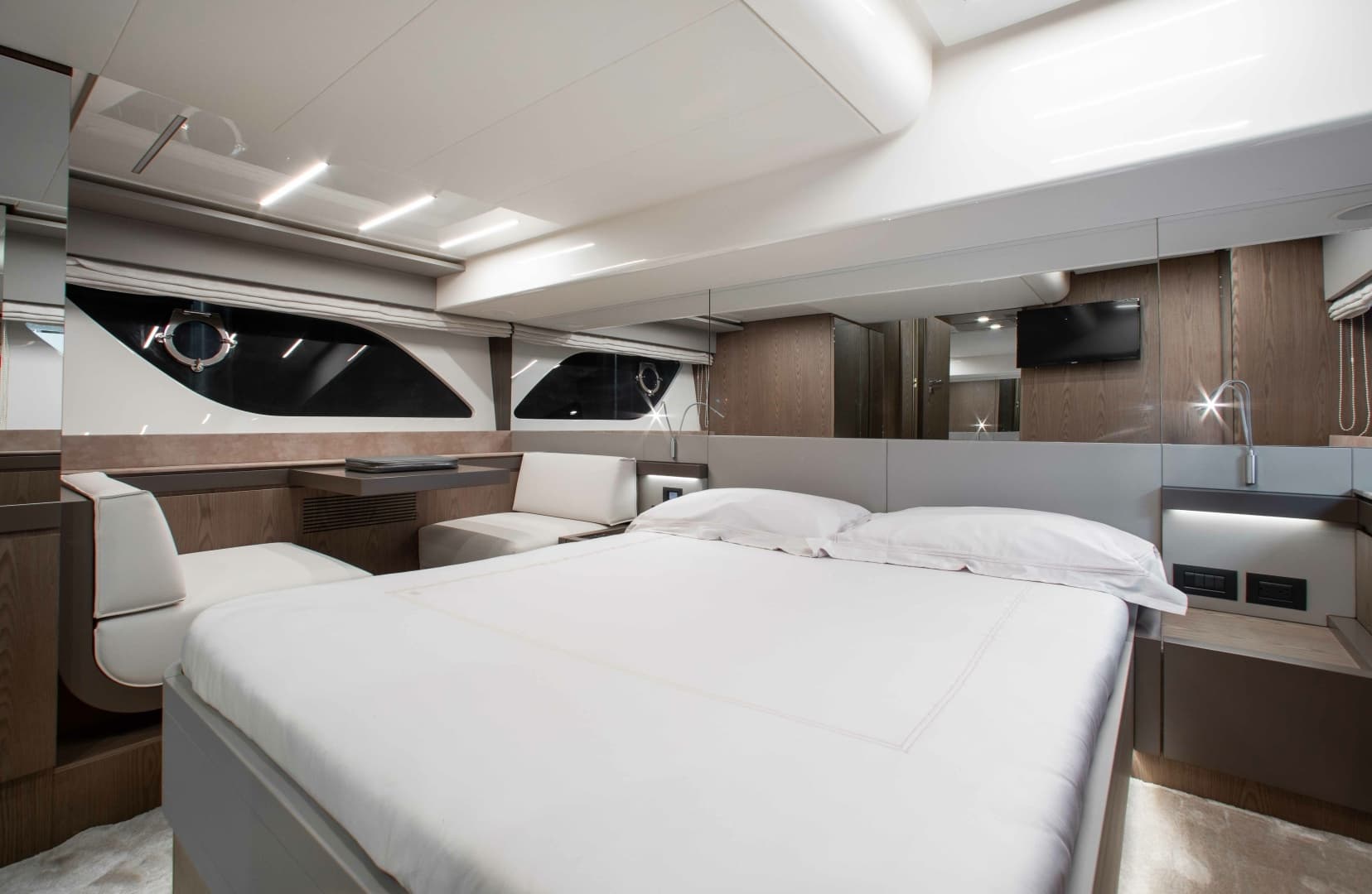 2022 Ferretti Yachts 550 - Image 18