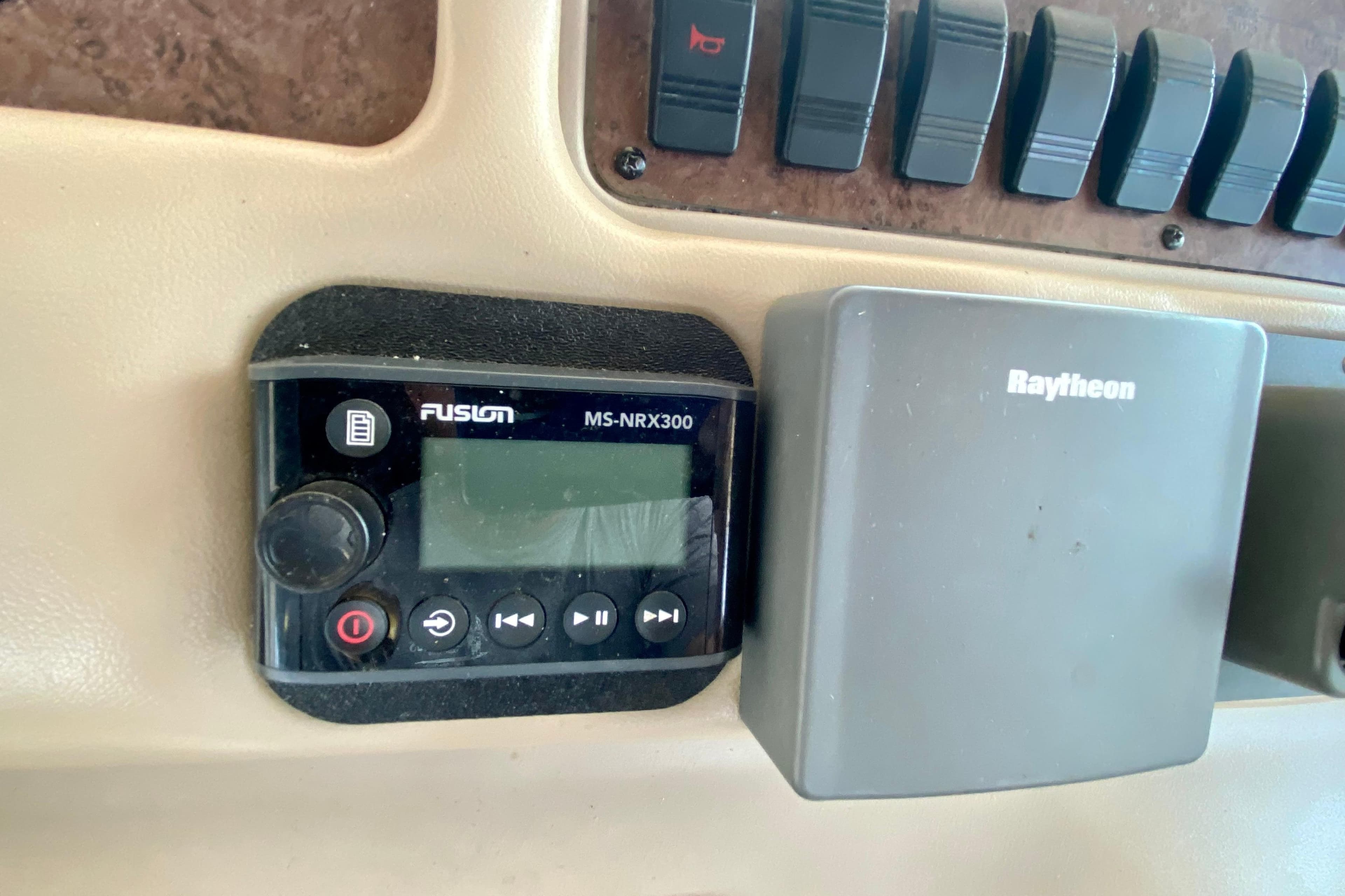 Fusion MS-NRX300 and Raytheon equipment on 1998 Sea Ray Sundancer 310 dashboard.