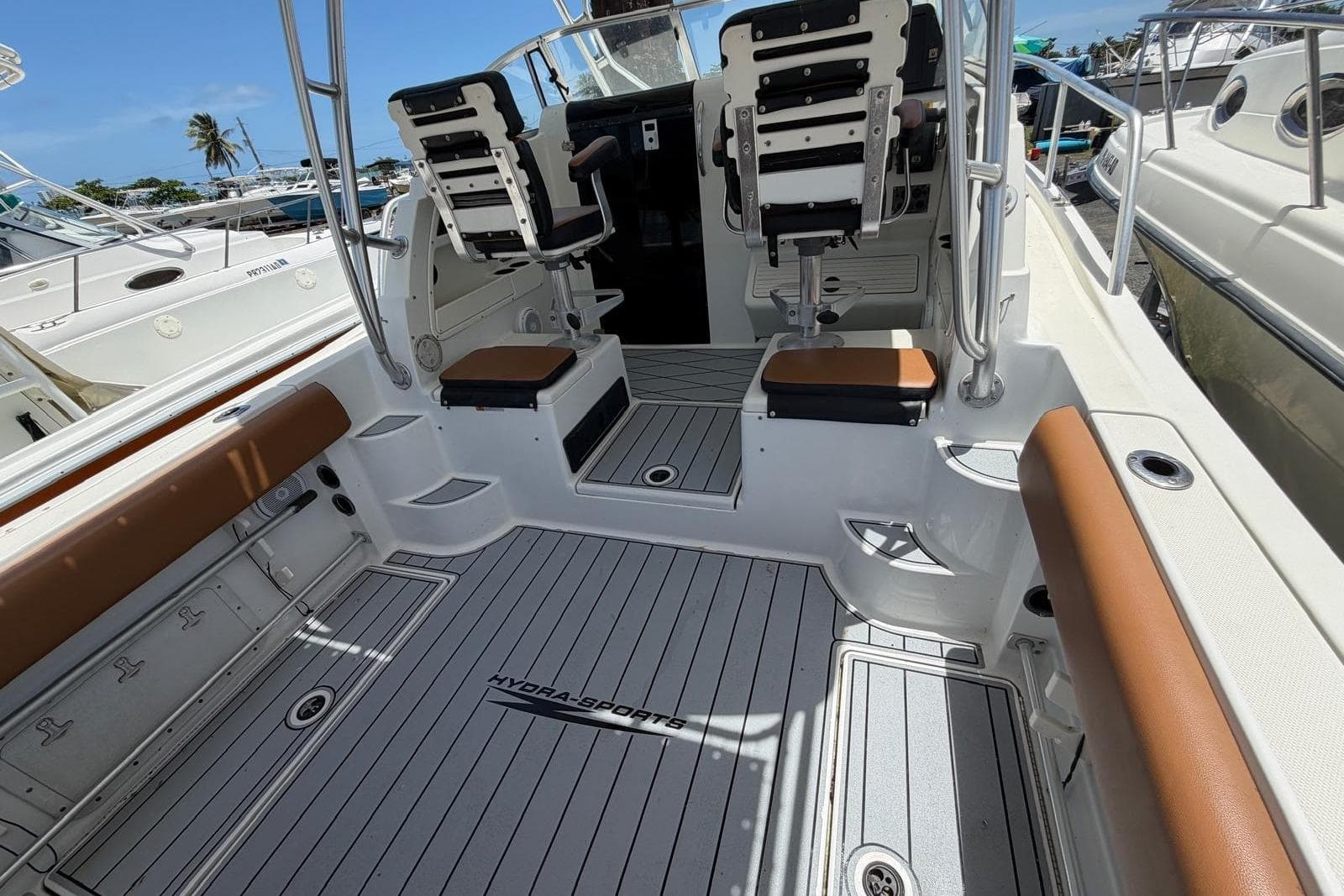 2001 Hydra-Sports Vector 2600 WA boat interior with seating and deck view.
