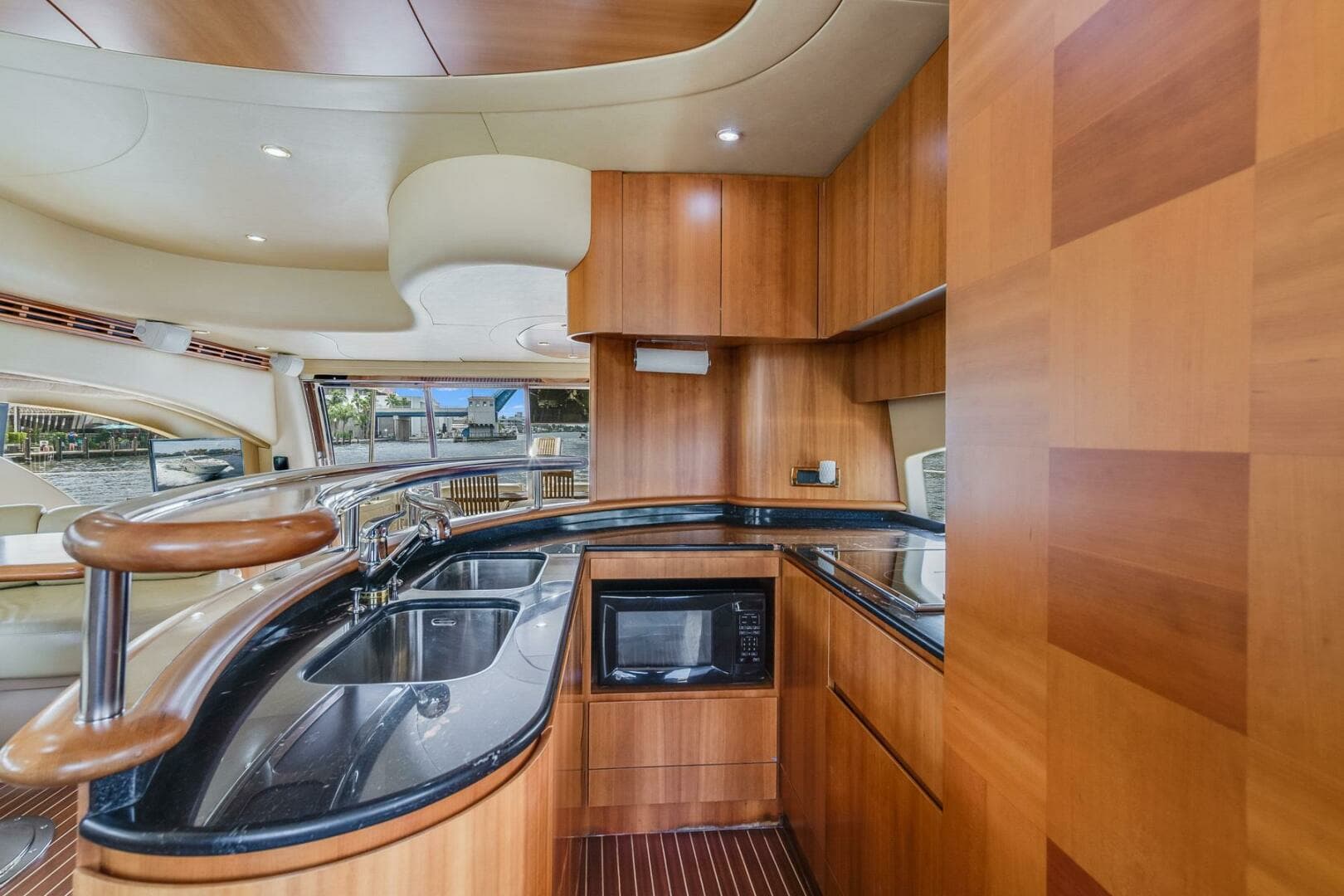 2009 Azimut 62E - Image 27