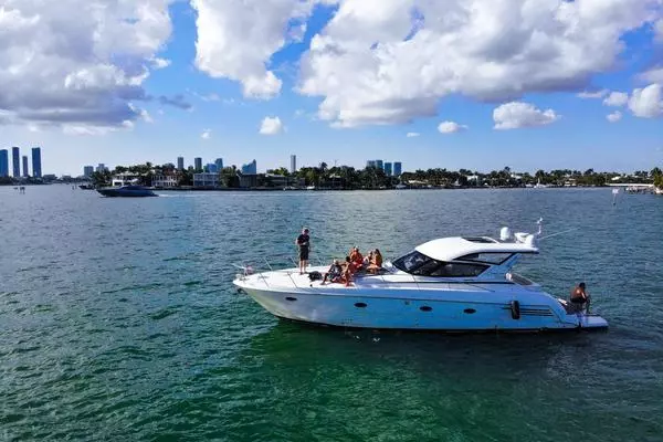 2000 Carver Trojan 440 Express - Image 1