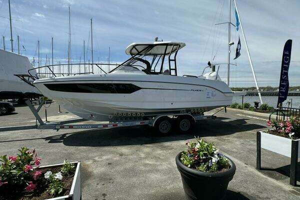 2023 Beneteau Flyer 8 Sundeck - Image 1