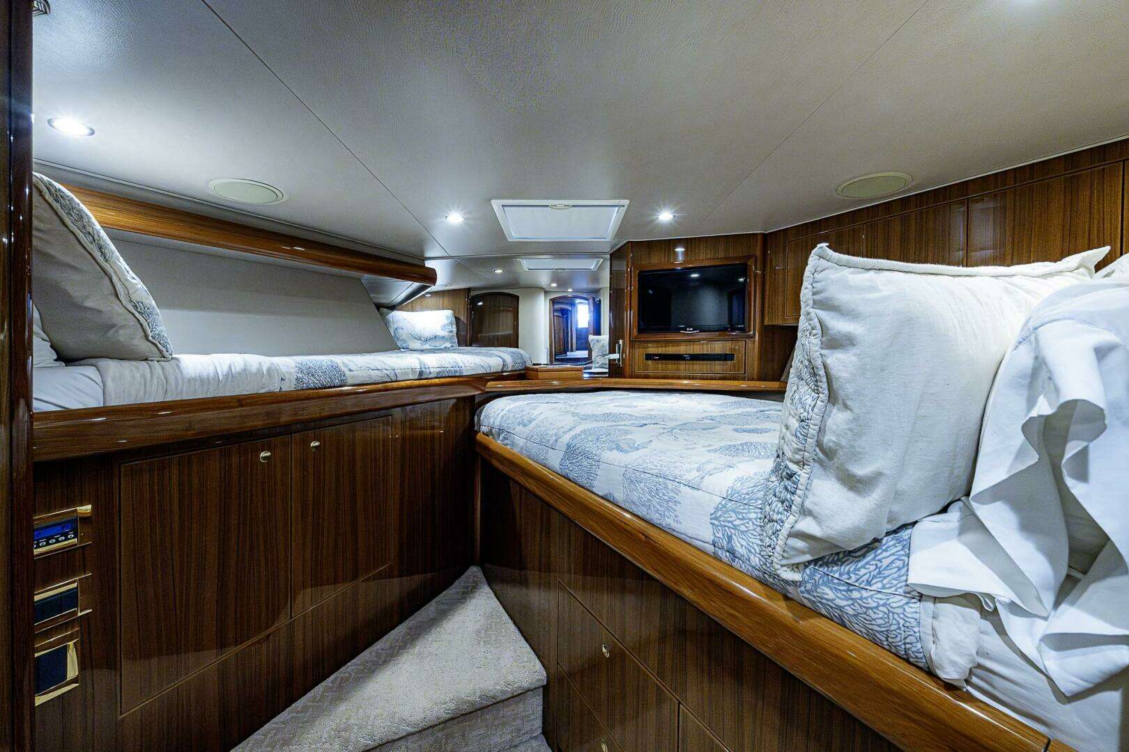 2007 Viking 64 Convertible - Image 22