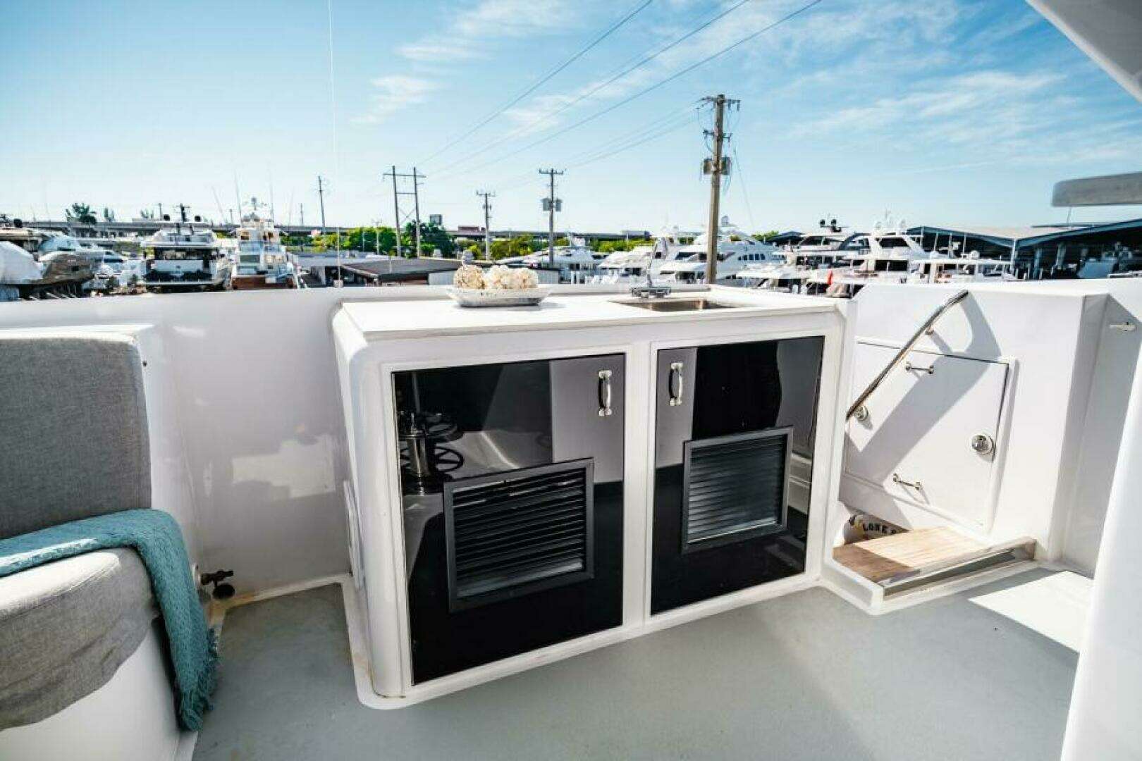 1995 Hatteras Flybridge Motor Yacht - Image 88