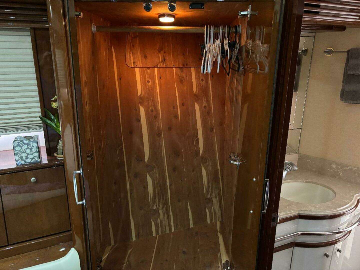 2006 Marquis 65 - Image 40