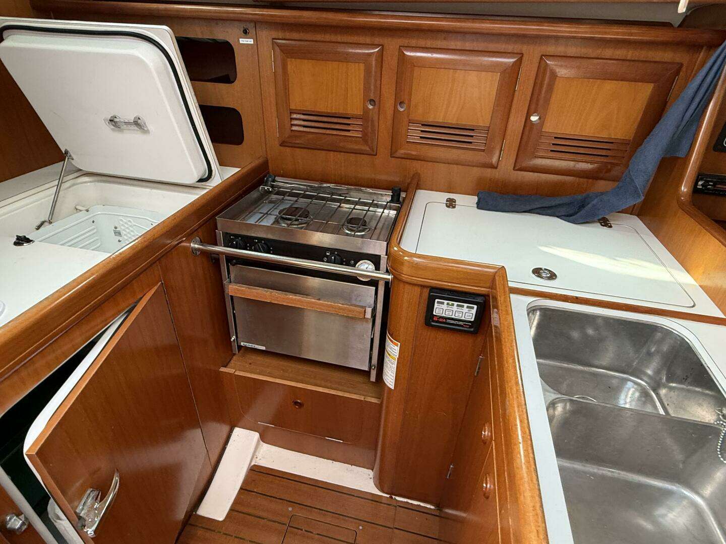 2000 Beneteau 361 - Image 16