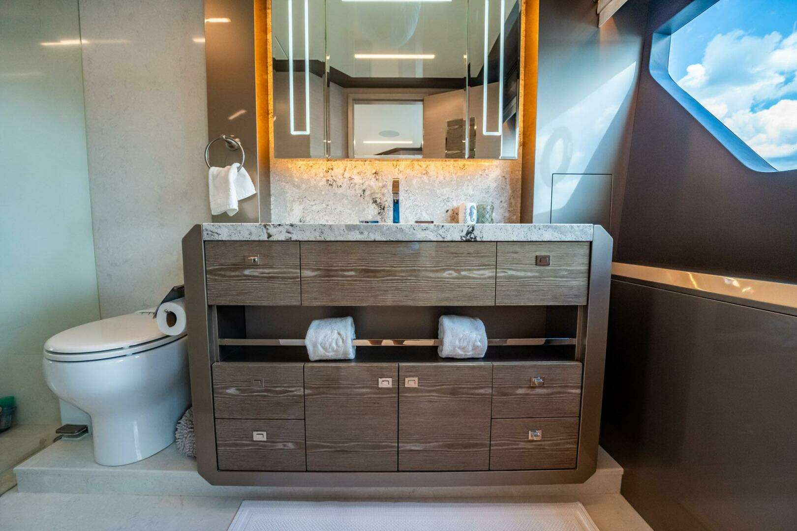 2021 Ocean Alexander 27 Explorer - Image 42