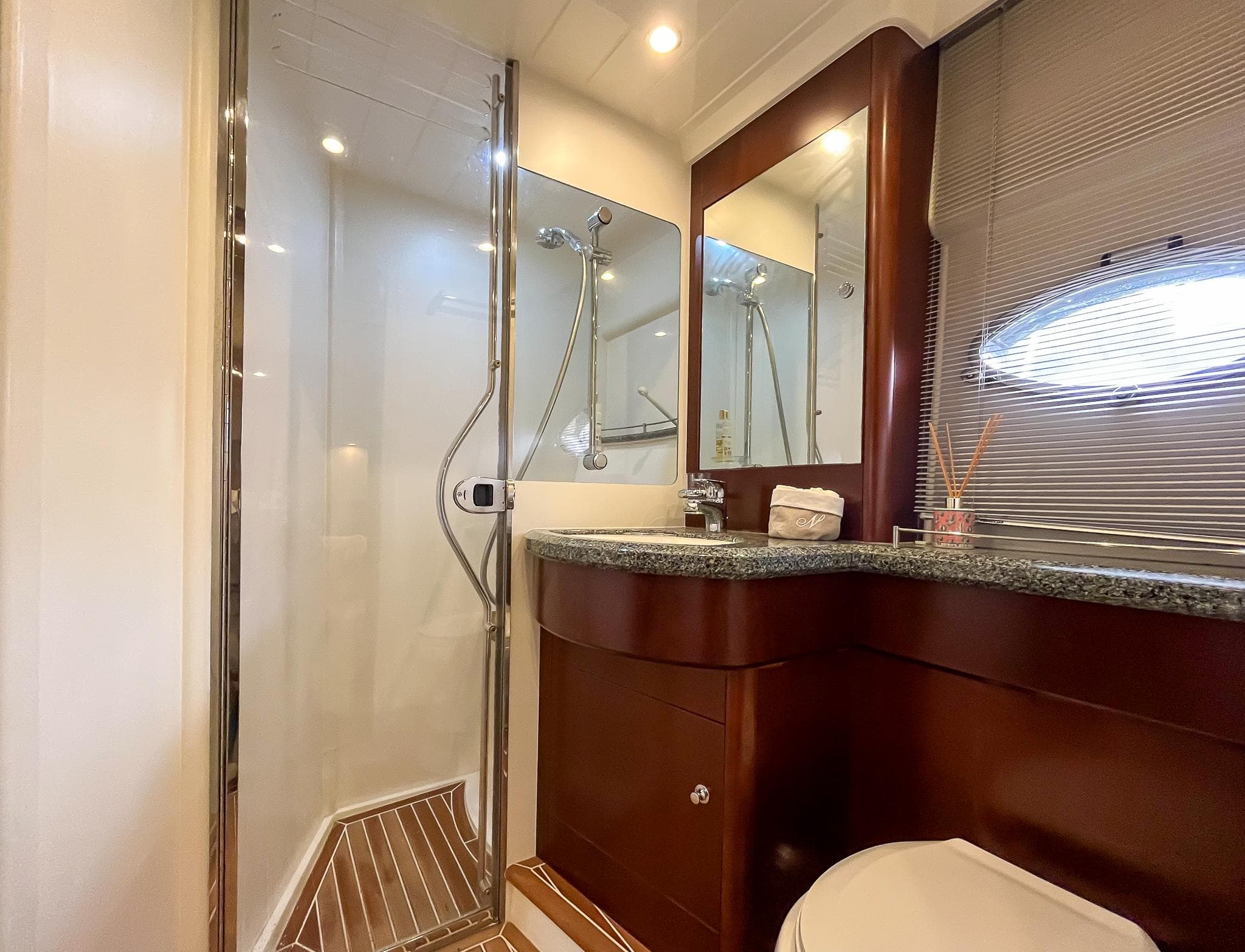 Princess V58 – 2006 – Timeless British Elegance with 3 Cabins, Huge Cockpit & Strong Performance