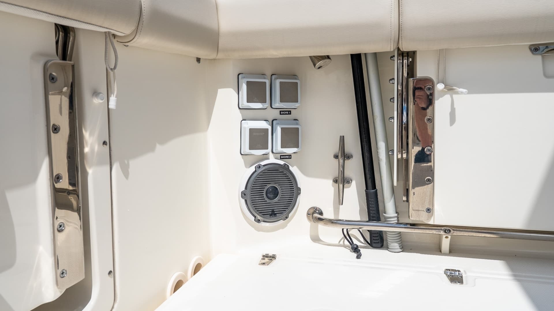 2020 Boston Whaler 325 Conquest - Image 16