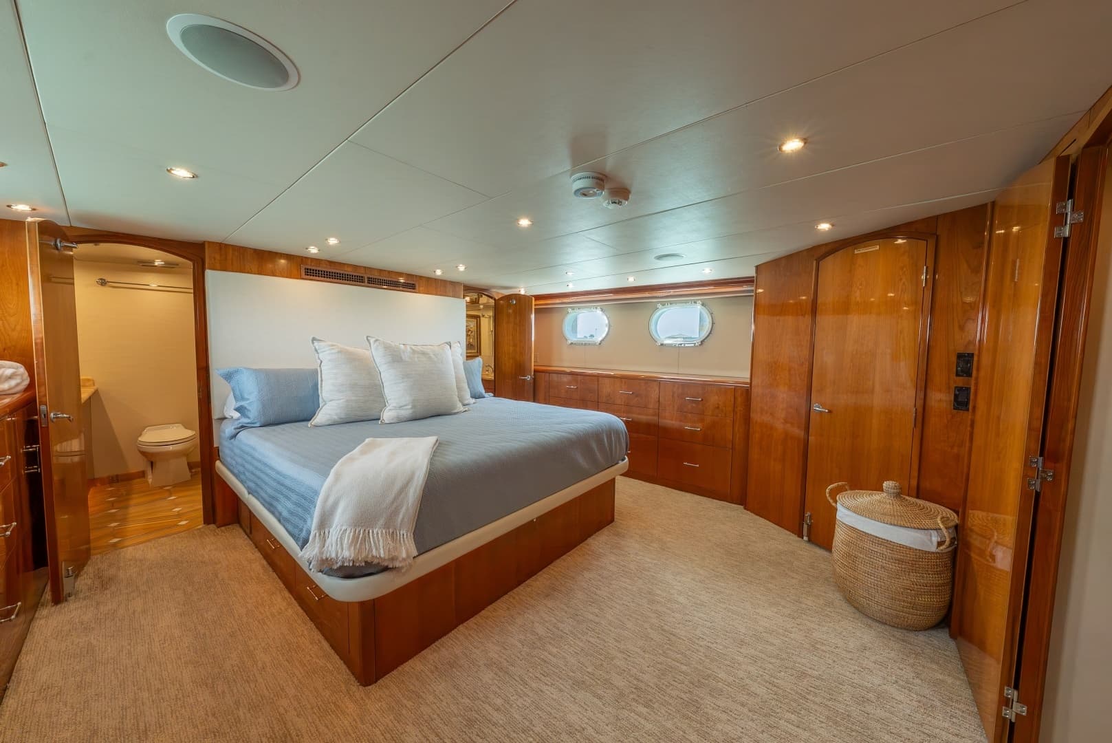 2004 Hatteras Sport Deck - Image 12
