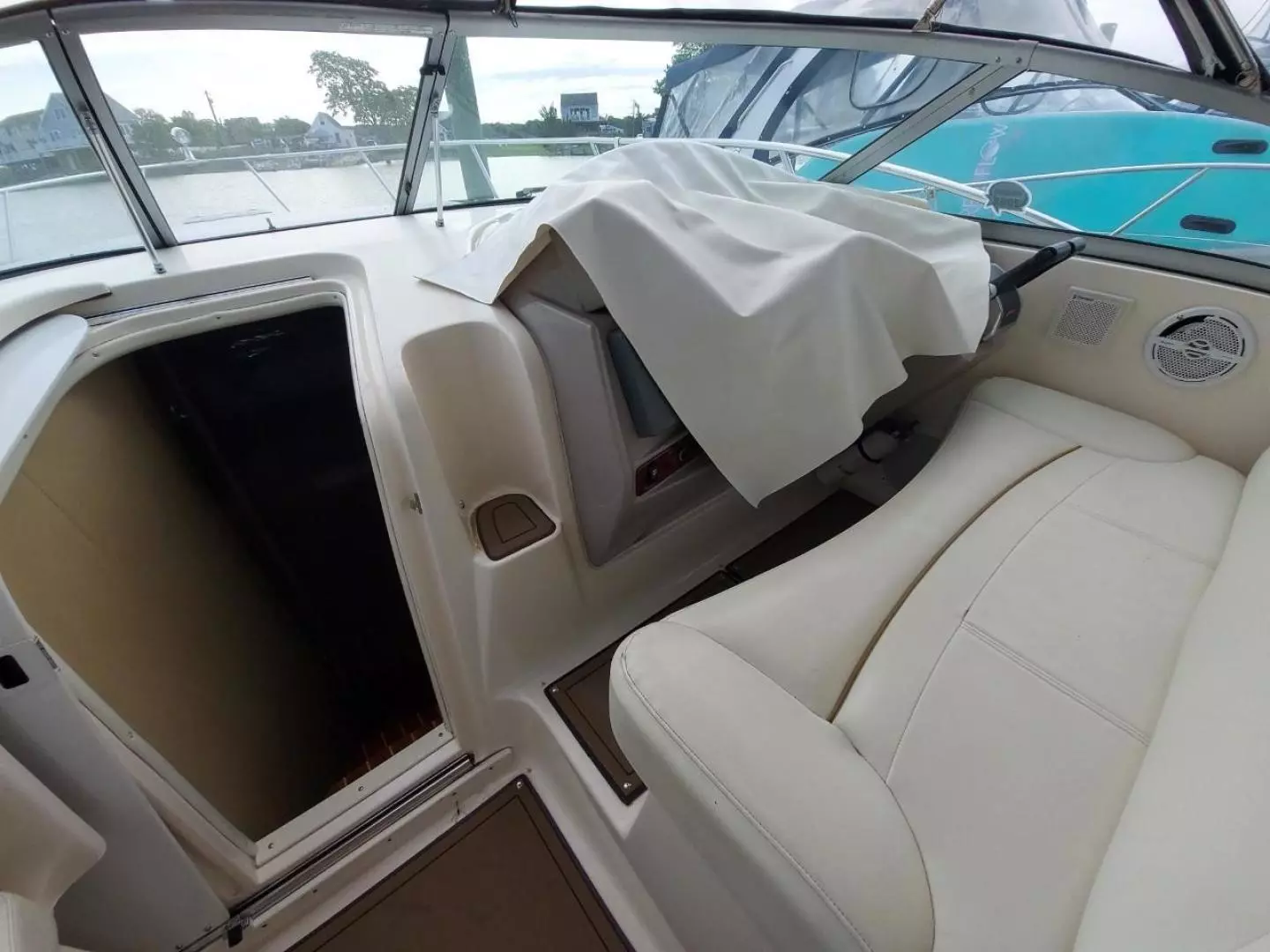 2004 Rinker 342 Fiesta Vee - Image 25